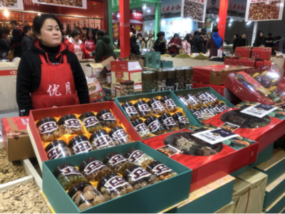 土味兒洋味兒齊上陣，年貨節休閑食品銷售井噴